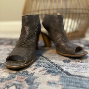 Paul Green Willow peep toe shoes. Size 5 (converts to US 7.5).